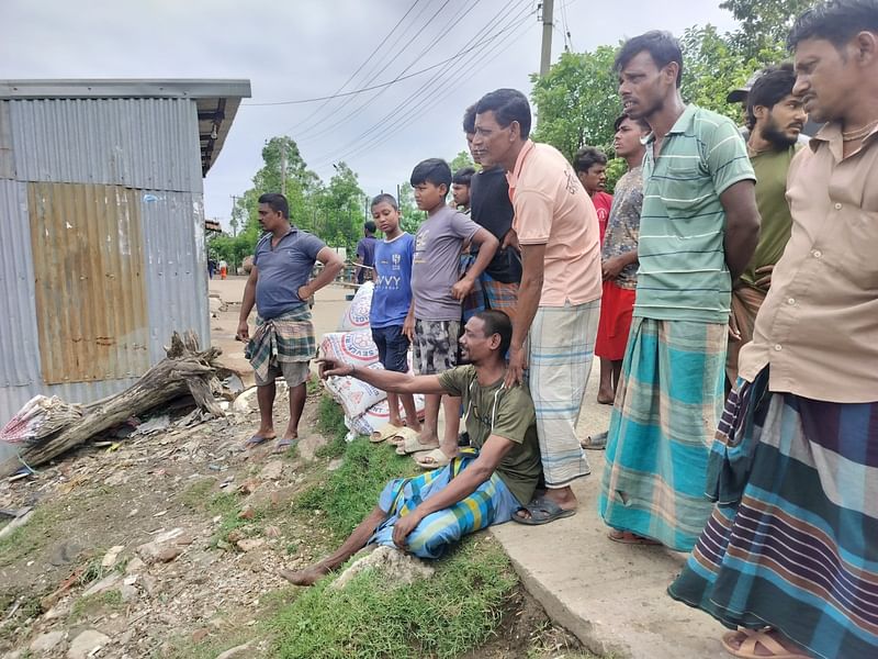 ভোর থেকে সাগরের পাড়ে বসে নিখোঁজ ছেলেকে বিলাপ করে ডাকছেন বাবা রাম দাশ। আজ সকালে চট্টগ্রামের সীতাকুণ্ডের কুমিরার স্লুইস গেট এলাকায়